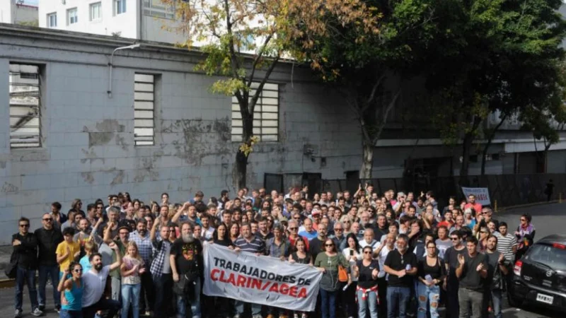 Los trabajadores de Clarín extienden el paro tras los despidos