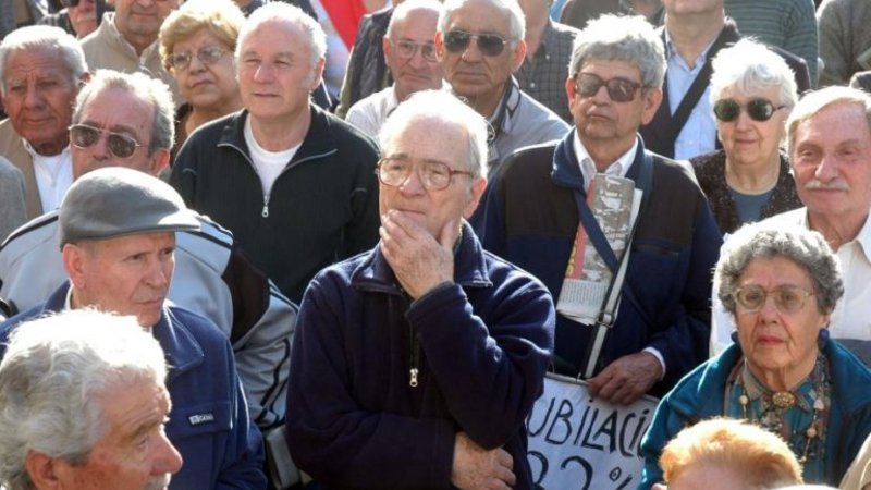 Elecciones 2019: el gobierno, furioso con la propuesta de Alberto Fernández de subir jubilaciones con el dinero de las Leliq