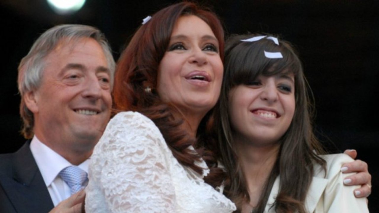 Tras varias horas con su madre, Cristina Kirchner viaja a Cuba a ver a su hija Florencia