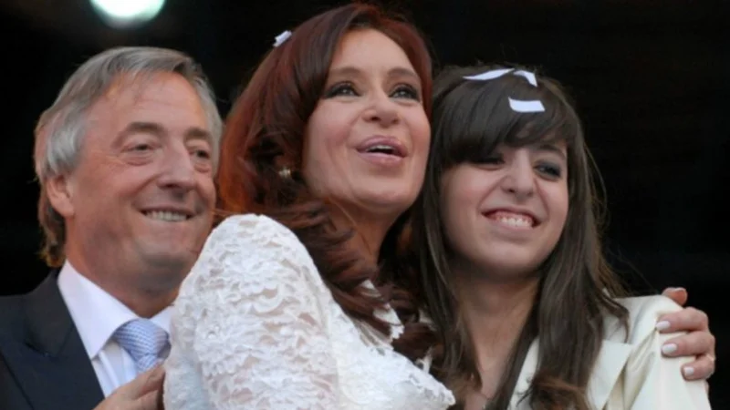 Tras varias horas con su madre, Cristina Kirchner viaja a Cuba a ver a su hija Florencia