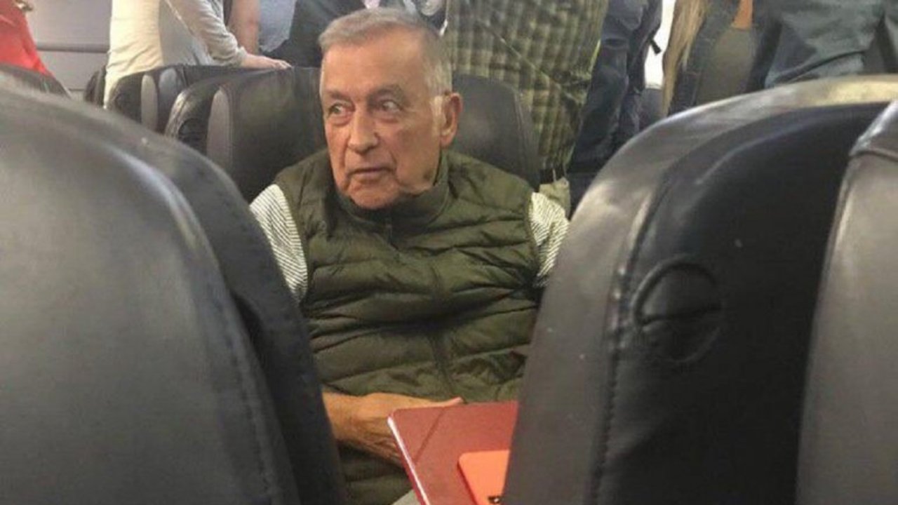 El hombre que molestó a Cristina en el avión fue identificado como un ex funcionario de la Dictadura cercano a Marcos Peña