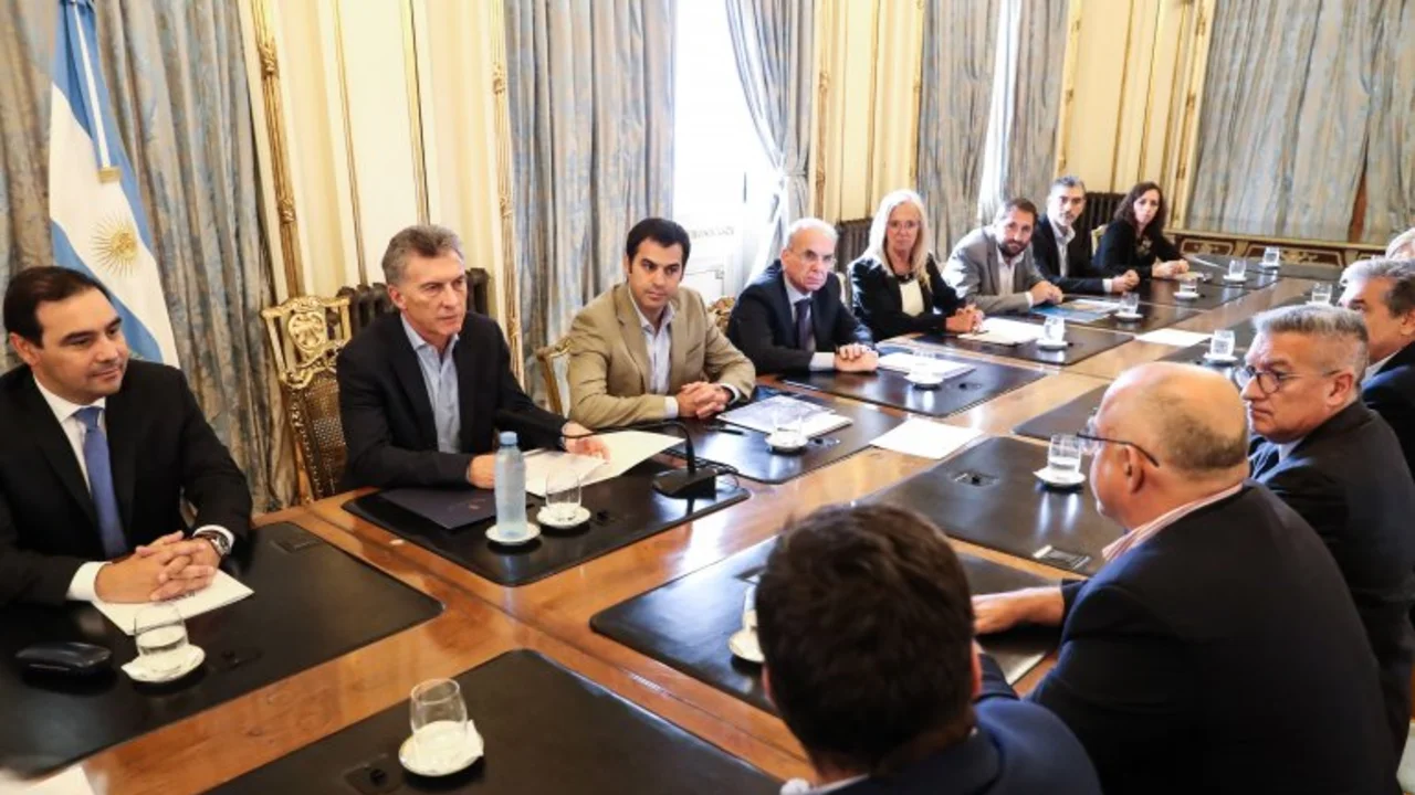 Inflación: Macri firmó un DNU sobre "lealtad comercial" para intentar frenar los precios