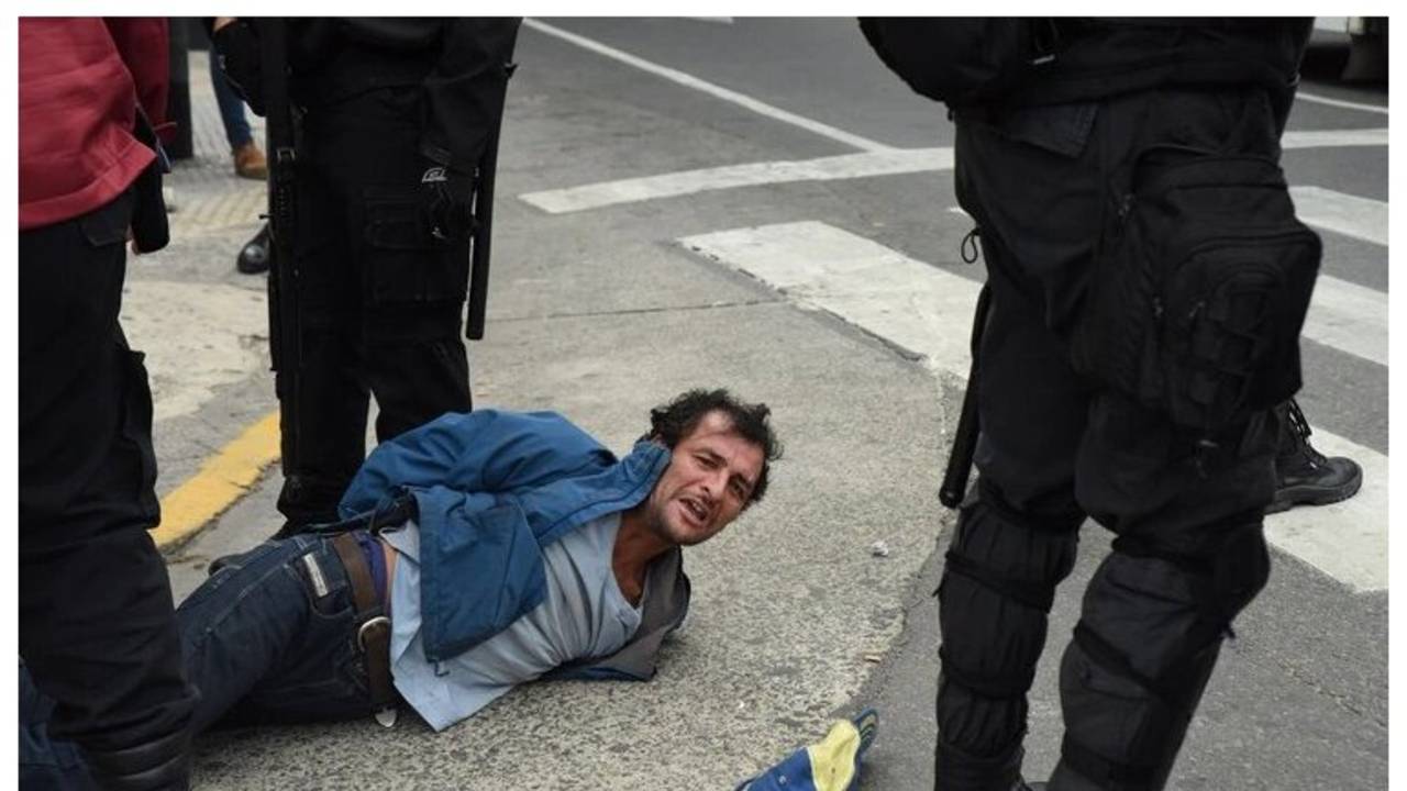 Video impactante: así la Policía de Larreta le plantó piedras a un detenido