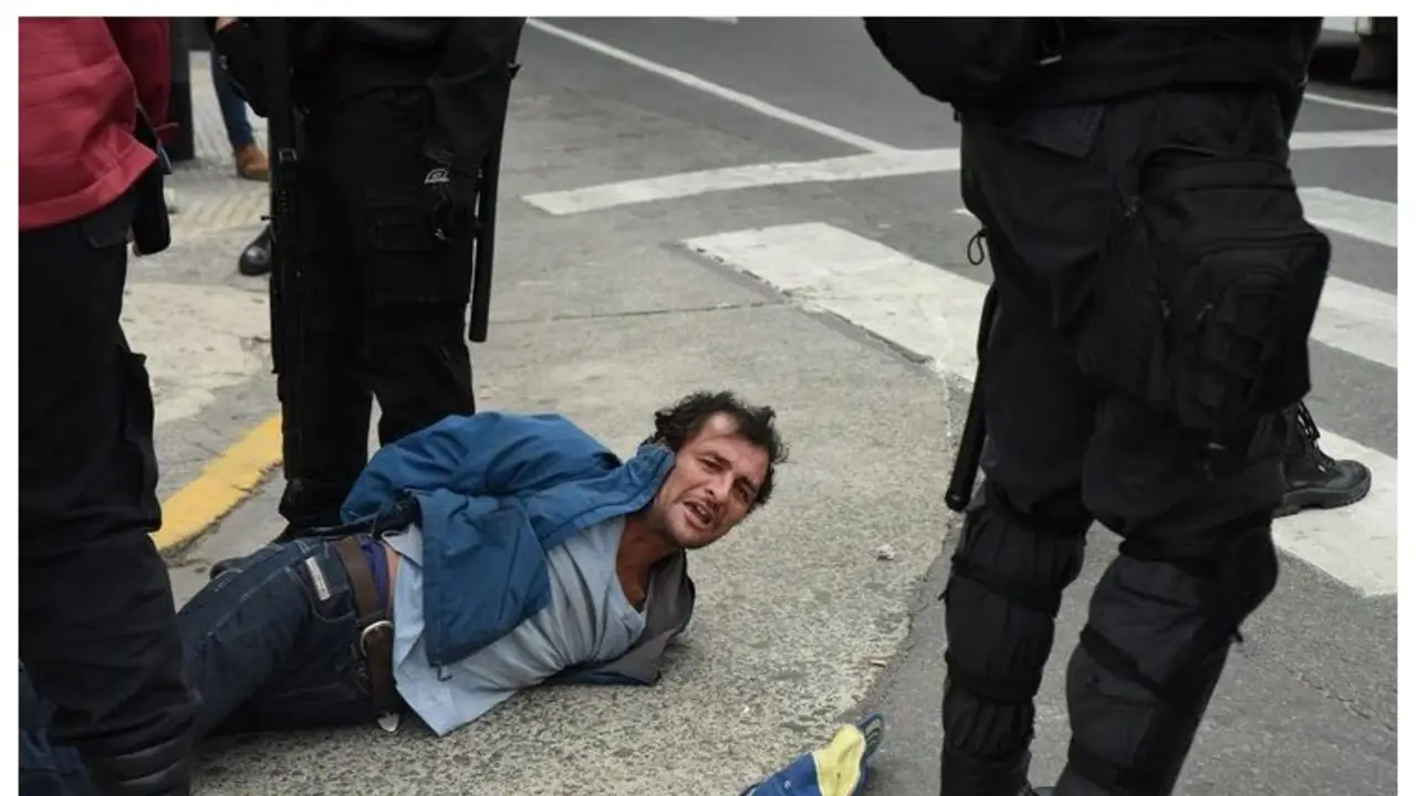 Video impactante: así la Policía de Larreta le plantó piedras a un detenido