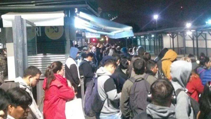 Estado el tren Sarmiento: Luego del tarifazo de transporte, hay fallas en Caballito y el servicio funciona reducido