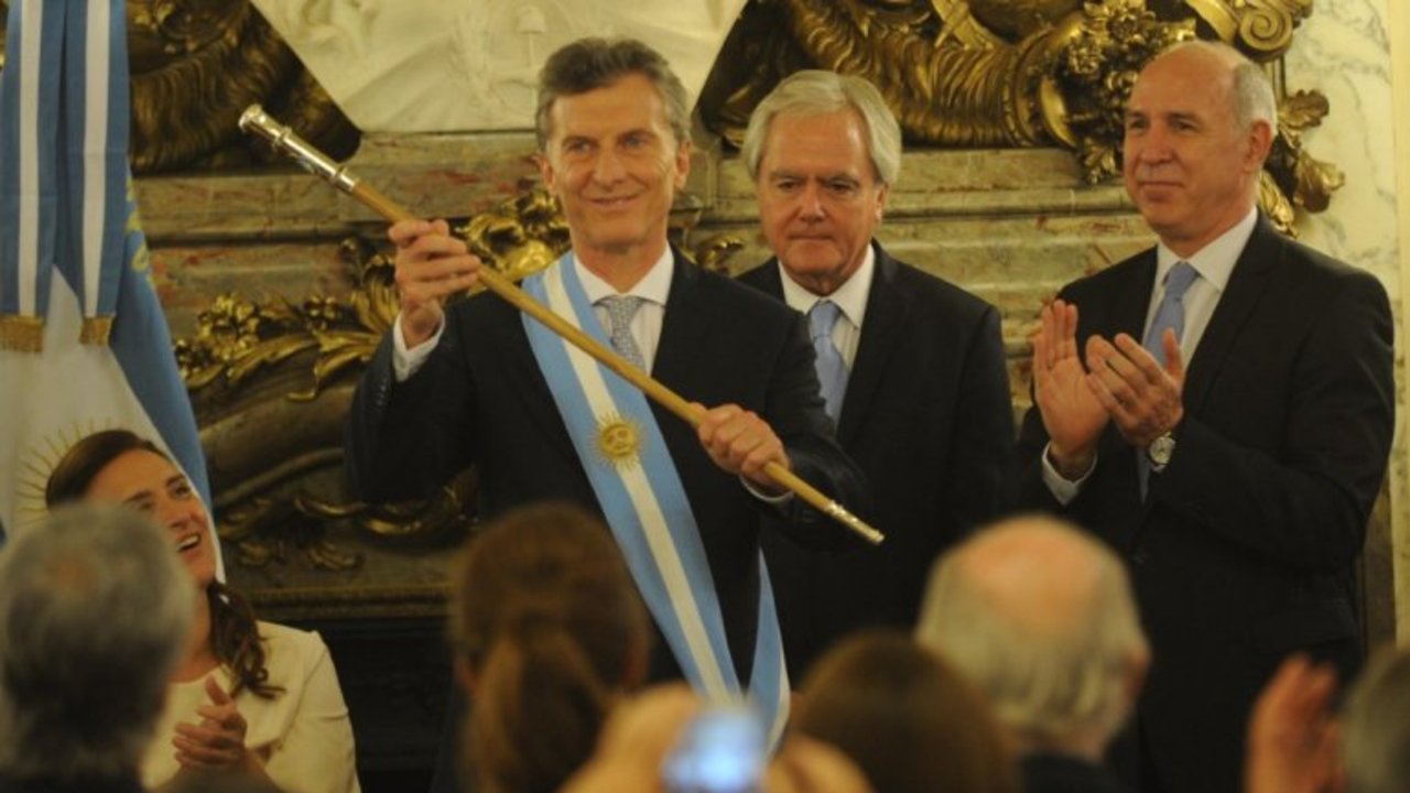 Cristina Kirchner explicó por qué no entregó la banda y el bastón presidencial a Mauricio Macri