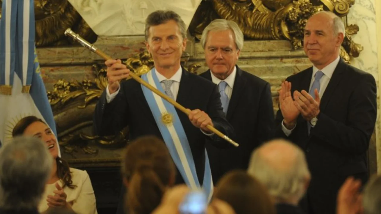 Cristina Kirchner explicó por qué no entregó la banda y el bastón presidencial a Mauricio Macri
