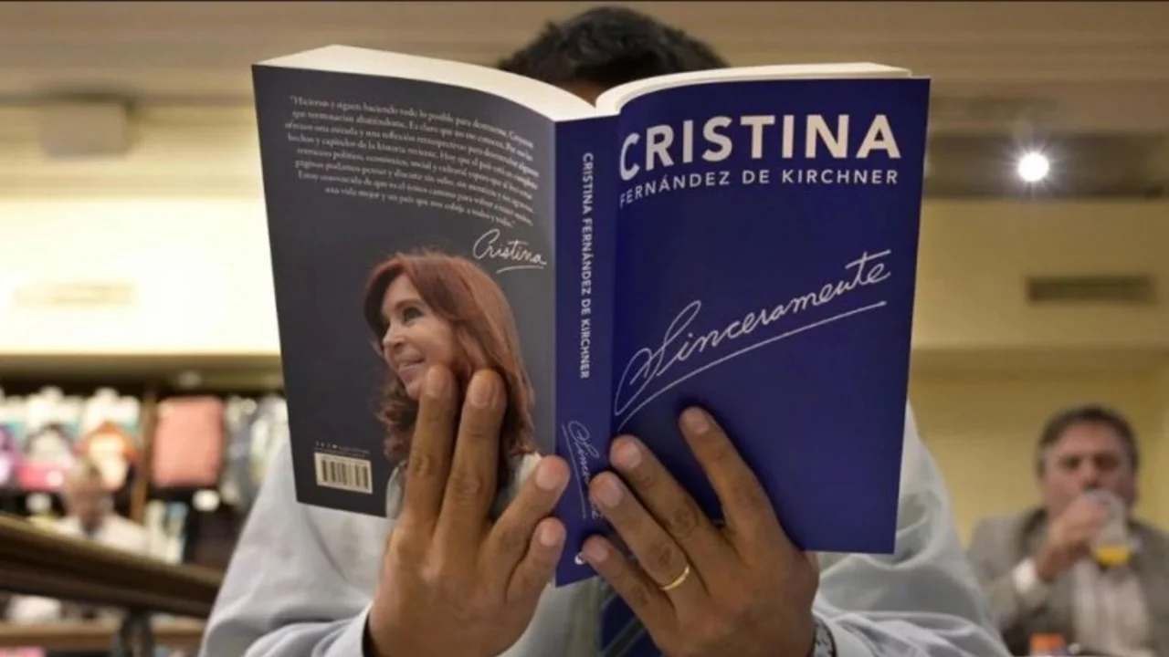 Desesperados: la fake news de los trolls del Gobierno contra el libro de Cristina