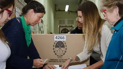 Habló la auxiliar del pañuelo verde que recibió a Amalia Granata: "Se fue corriendo" Habló la auxiliar del pañuelo verde que recibió a Amalia Granata: "Se fue corriendo"