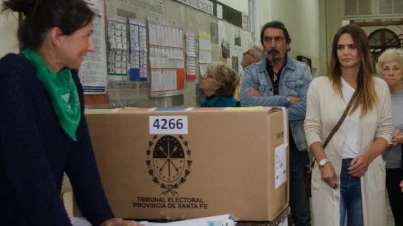 Para Amalia Granata, la presidenta de mesa buscó "provocarla" con el pañuelo verde
