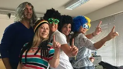 Videos: la directora de RRHH de Anses hace karaoke con cotillón en su oficina Videos: la directora de RRHH de Anses hace karaoke con cotillón en su oficina