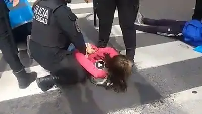 Paro del 30 de abril: hubo represión, encapuchados y 20 detenidos Paro del 30 de abril: hubo represión, encapuchados y 20 detenidos