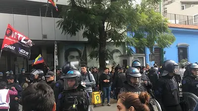 Chavistas y antichavistas movilizan frente a la Embajada de Venezuela Chavistas y antichavistas movilizan frente a la Embajada de Venezuela