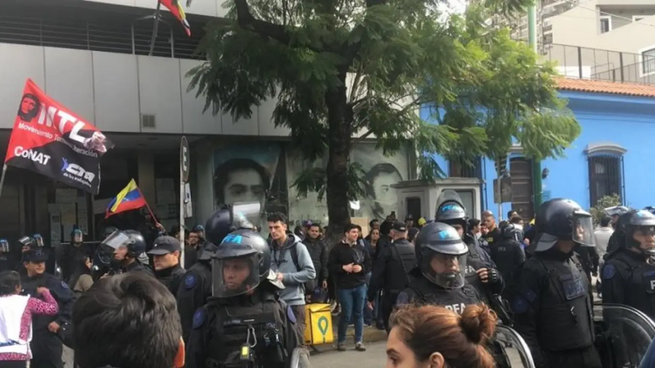 Chavistas y antichavistas movilizan frente a la Embajada de Venezuela