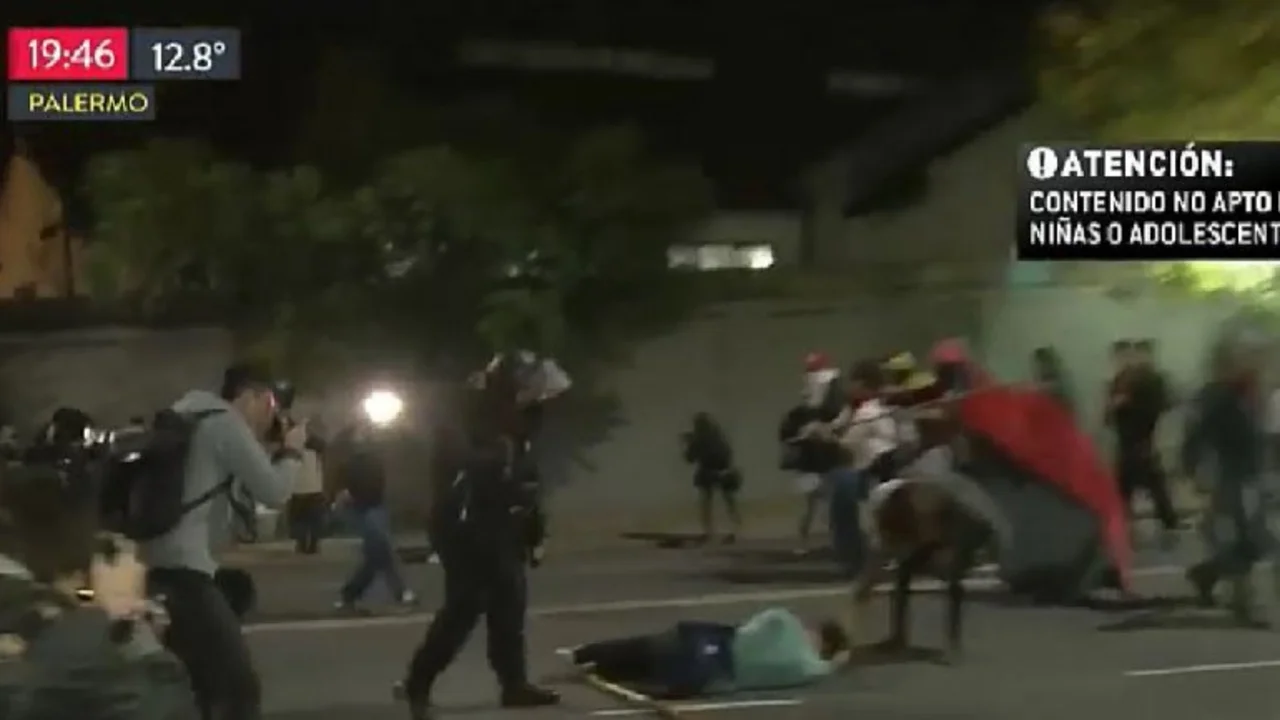 Embajada de Venezuela: el momento en que la Policía de la Ciudad le pega un tiro en la oreja a un hombre