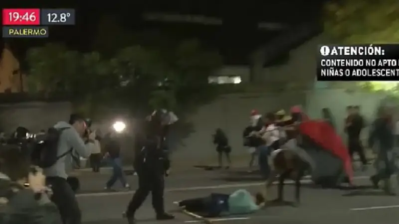 Embajada de Venezuela: el momento en que la Policía de la Ciudad le pega un tiro en la oreja a un hombre Embajada de Venezuela: el momento en que la Policía de la Ciudad le pega un tiro en la oreja a un hombre