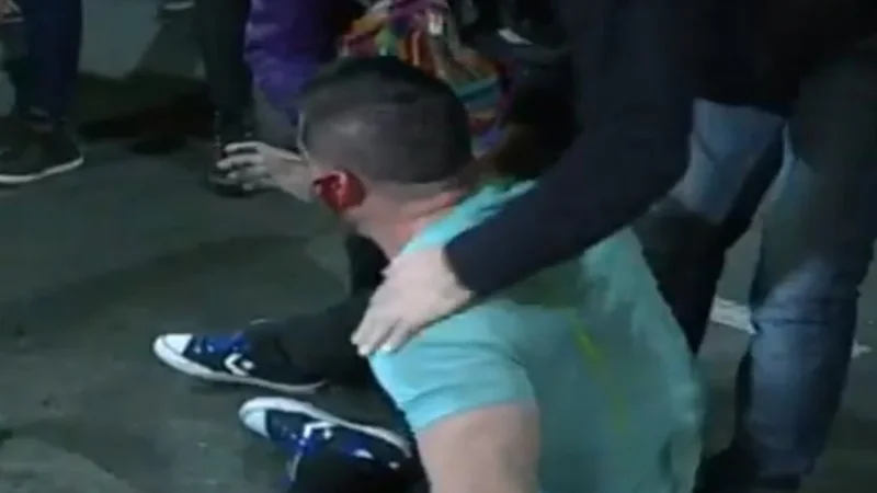 Represión en la embajada de Venezuela: la policía le pegó un tiro en la oreja a un hombre en una protesta