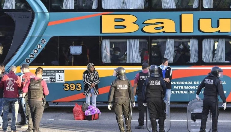 La odisea de los extranjeros echados por Morales de Jujuy: “Nosotros no queríamos subir al micro”