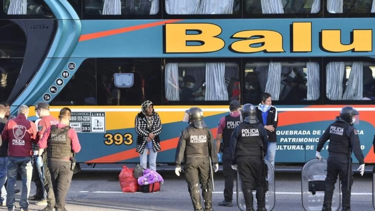 La odisea de los extranjeros echados por Morales de Jujuy: “Nosotros no queríamos subir al micro”