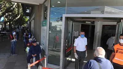 Tras el caos, hoy hay menos fila y más organización en los bancos Tras el caos, hoy hay menos fila y más organización en los bancos