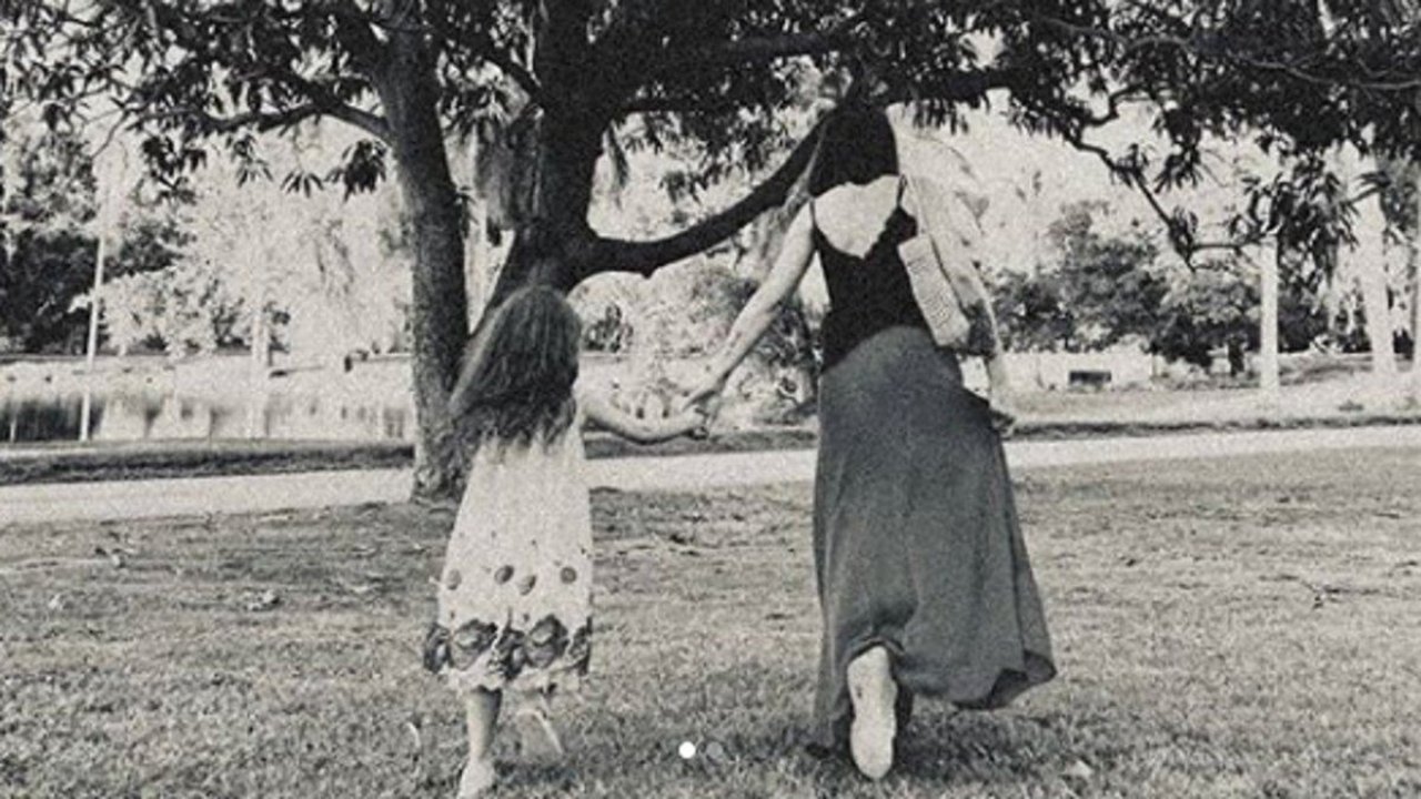 Video: Florencia Kirchner le contó a su hija Helena dónde está el "abuelo Néstor"