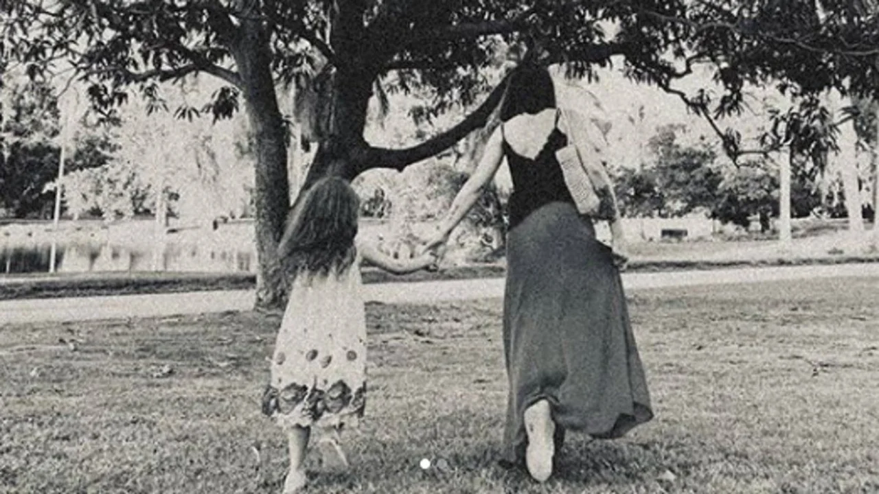 Video: Florencia Kirchner le contó a su hija Helena dónde está el "abuelo Néstor"