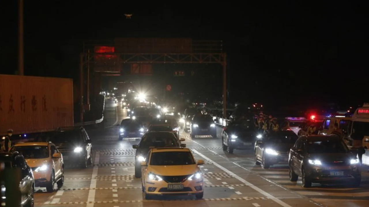 Fotos: Wuhan, el epicentro del coronavirus, concluyó la cuarentena y miles de personas abandonan la ciudad