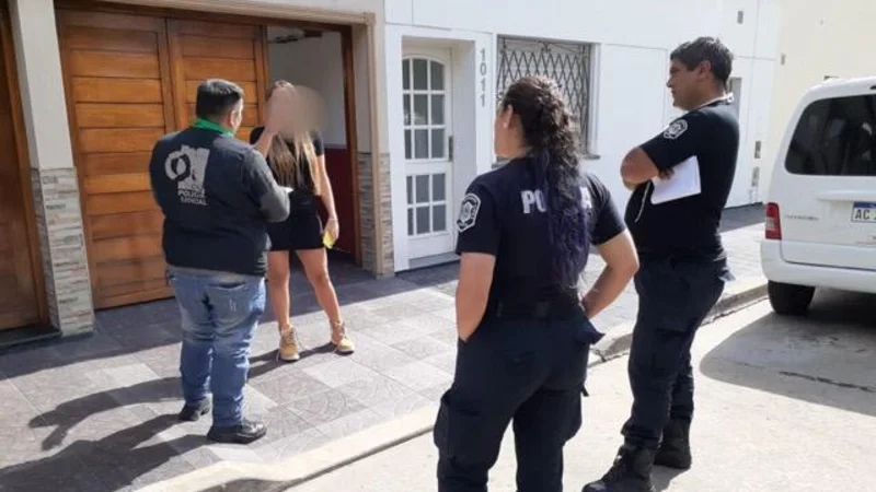 Encontraron a la mujer que se metió en el baúl de un taxi para violar la cuarentena
