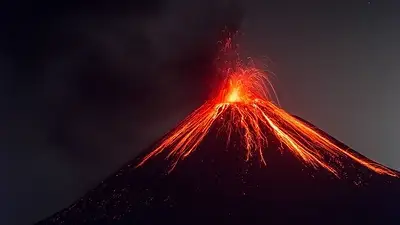 Las imágenes impactantes del volcán Krakatoa en erupción Las imágenes impactantes del volcán Krakatoa en erupción