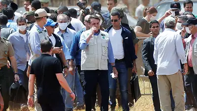 Jair Bolsonaro volvió a romper el distanciamiento y causó polémica Jair Bolsonaro volvió a romper el distanciamiento y causó polémica