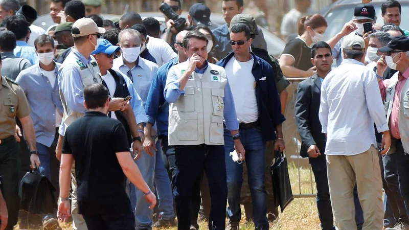 Jair Bolsonaro volvió a romper el distanciamiento y causó polémica