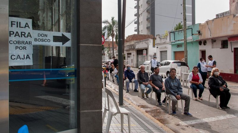 Comenzó la cuarentena administrada y vuelven a atender los bancos