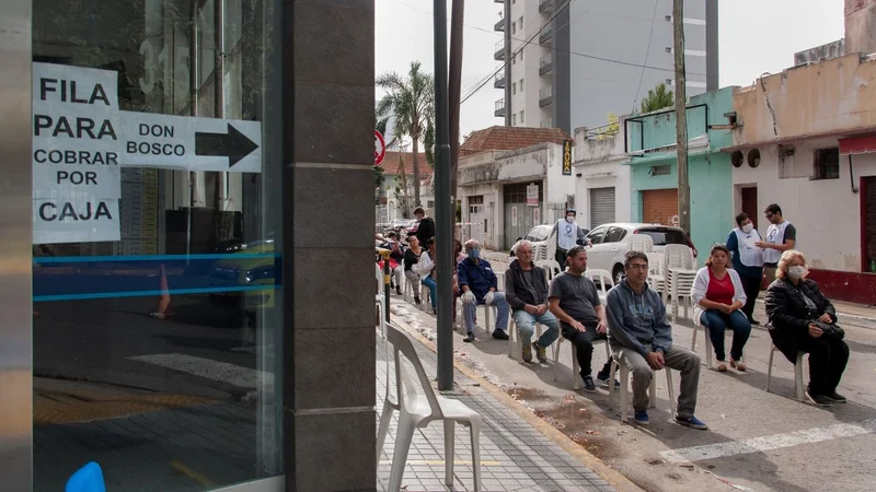 Comenzó la cuarentena administrada y vuelven a atender los bancos