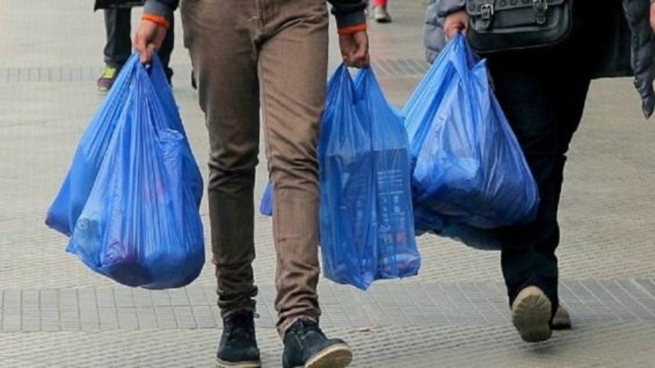 Una joven estadounidense estuvo aislada y cree que se contagió coronavirus por culpa de una bolsa de supermercado