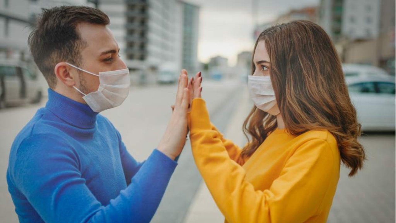 La sorprendente historia de amor en tiempos de coronavirus que cautivó al mundo