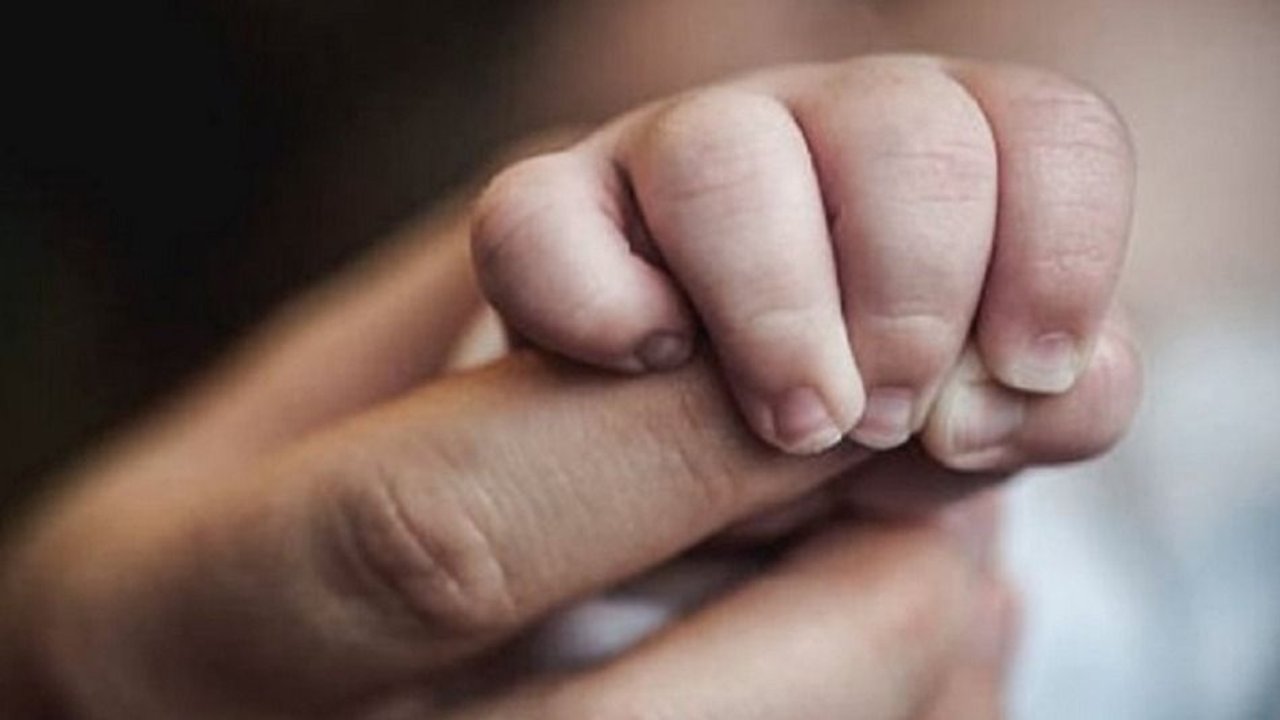Por el coronavirus le prohíben a un padre presenciar el nacimiento de su hija