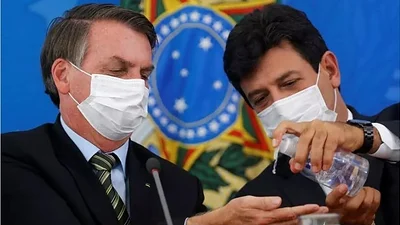 Enfermeros de Brasil alertan por un agravamiento de la pandemia y apuntan contra Bolsonaro. Enfermeros de Brasil alertan por un agravamiento de la pandemia y apuntan contra Bolsonaro.