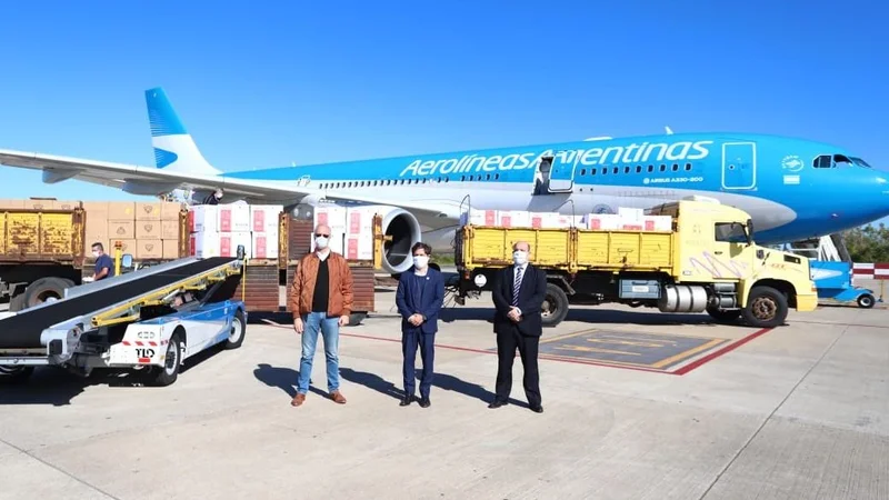 Axel Kicillof recibió al avión que trajo insumos desde China: "Hemos traído un millón de barbijos quirurgicos"
