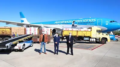 Axel Kicillof recibió al avión que trajo insumos desde China: "Hemos traído un millón de barbijos quirurgicos" Axel Kicillof recibió al avión que trajo insumos desde China: "Hemos traído un millón de barbijos quirurgicos"