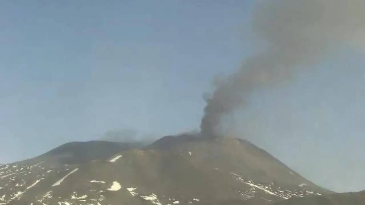Tragedia italiana: entra en erupción el volcán Etna, el más grande de Europa