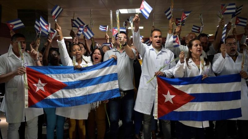 El gobierno bonaerense explicó por qué evalúan la llegada de médicos cubanos