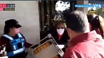 Insólito: Una mujer violó la cuarentena para tomar sol en la plaza y discutió con la Policía Insólito: Una mujer violó la cuarentena para tomar sol en la plaza y discutió con la Policía
