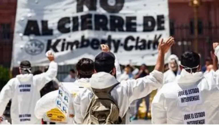 Trabajadores piden reabrir una importante papelera por el coronavirus
