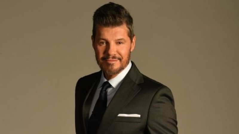 Marcelo Tinelli llegó a Buenos Aires con barbijo, luego de su polémico viaje a Esquel