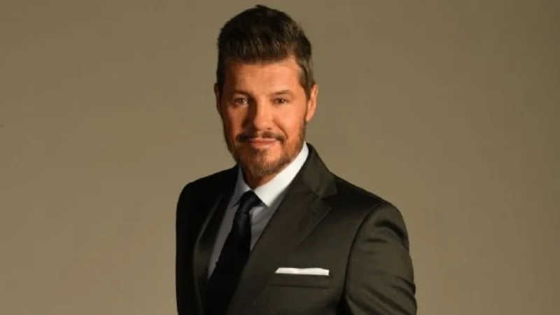 Marcelo Tinelli llegó a Buenos Aires con barbijo, luego de su polémico viaje a Esquel