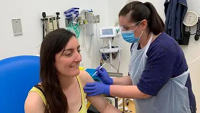 Video: Así comenzó en Oxford la prueba en humanos de una vacuna contra el coronavirus Video: Así comenzó en Oxford la prueba en humanos de una vacuna contra el coronavirus