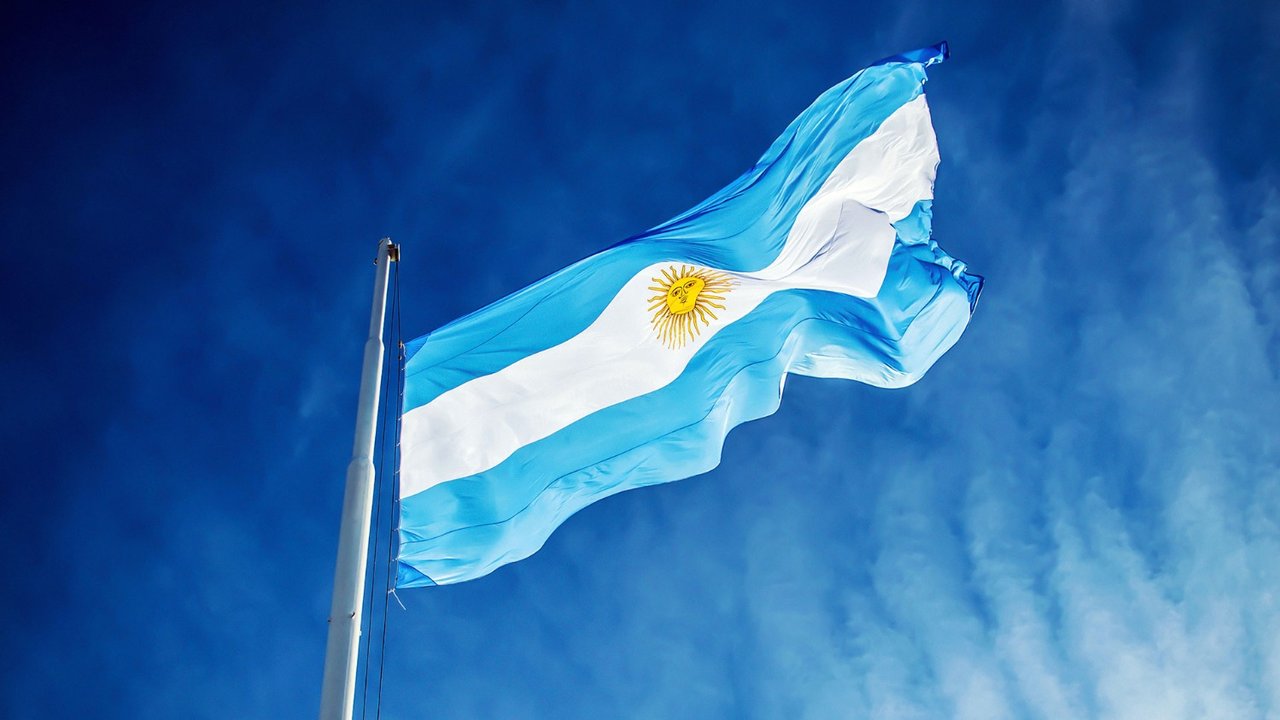 Homenaje de Suiza a Argentina por la lucha contra el coronavirus: iluminaron los Alpes con la bandera