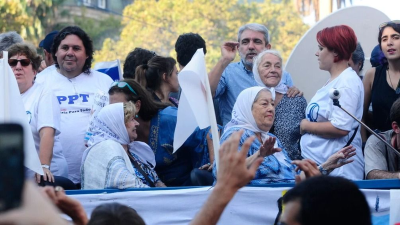 La lucha de las Madres de Plaza de Mayo cumple 43 años y así las homenajean 