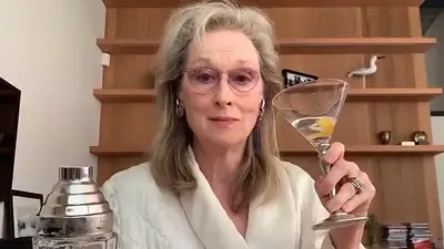 El desopilante video de Meryl Streep emborrachándose con sus amigas por Zoom El desopilante video de Meryl Streep emborrachándose con sus amigas por Zoom