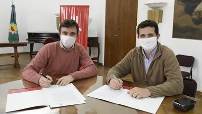 A diferencia de la CGT, un municipio kirchnerista aumentó un 10% el salario de estatales en medio de la pandemia A diferencia de la CGT, un municipio kirchnerista aumentó un 10% el salario de estatales en medio de la pandemia